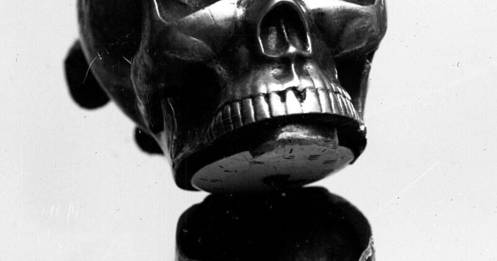 Reloj calavera victoriano de metal — estética gótica oscura