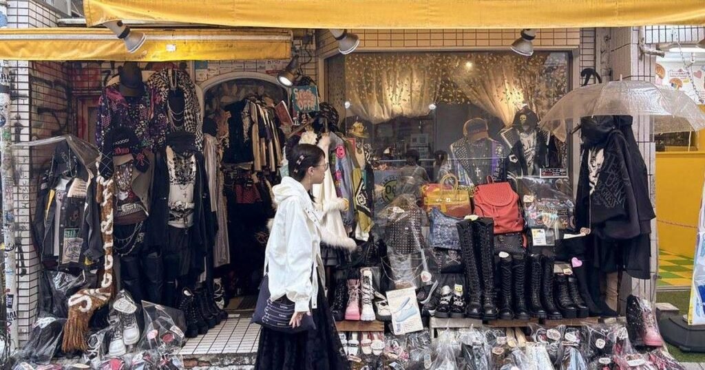 Tienda de moda gótica con botas y calzado alternativo