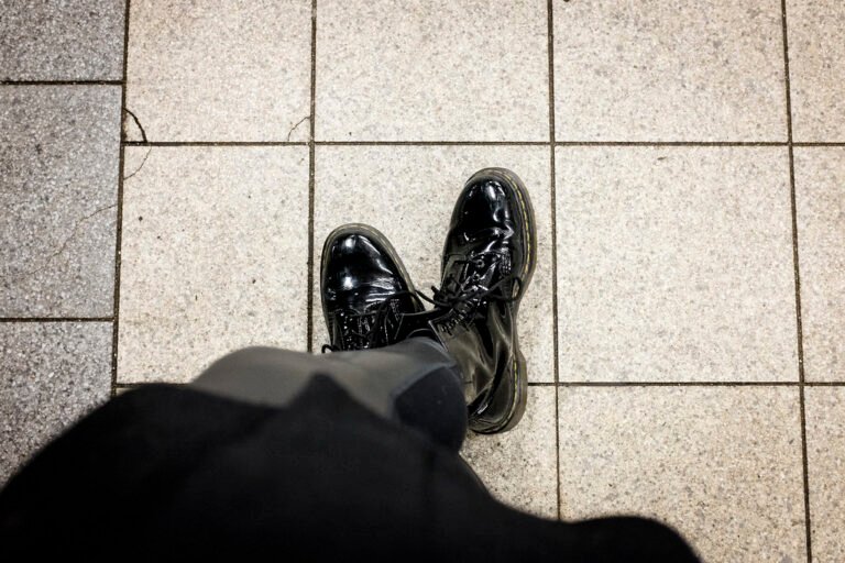 Zapatos negros de charol con estilo oscuro