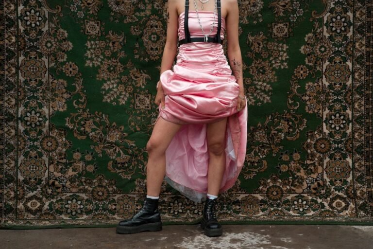 Look pastel goth con vestido rosa satinado y botas negras