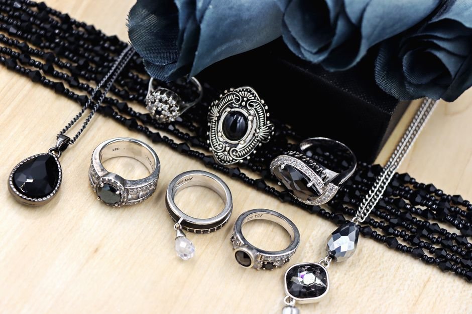 Imagen ilustrativa: Accesorios Góticos: La Guía Completa de Complementos Dark para tu Look